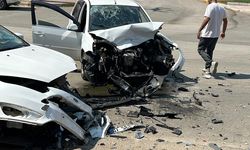 Arabalar Kafa Kaya Çarpıştı: Çok Sayıda Yaralı Var
