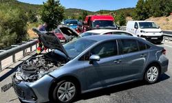 Balıkesir’de Zift Gibi Asfalt Zincirleme Kazaya Yol Açtı: 8 Yaralı