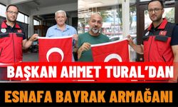 Başkan Ahmet Tural’dan Esnafa Bayrak Armağanı