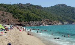 Alanya’da Sıcaklardan Bunalan Tatilciler Kleopatra Plajı’na Akın Etti