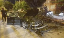 Isparta’da Kontrolden Çıkan Otomobil Ağaca Çarptı