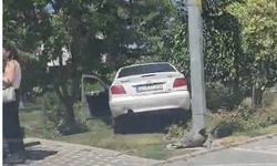 İlk önce park halindeki araca sonra orta refüje çarptı