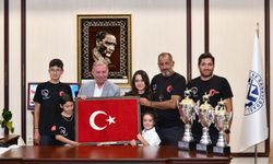 ISPARTA ATLI SPOR KULÜBÜ’NDEN BÜYÜK BAŞARI: SPORCULAR KUPALARLA BAŞKAN ÇELİK’ ZİYARET ETTİ