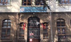 Cumhuriyet İlkokulu Deprem Riskiyle Öğrencilerini Taşıyor