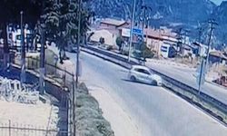 Eğirdir’de Virajı Alamayan Otomobil Bariyere Çarptı