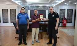 Emekli Polis Memuruna Hizmet Anısı Plaketi