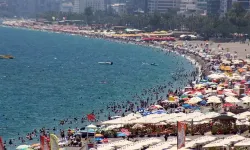 Antalya’da yaz günlerini aratmayan hava, sahilleri doldurdu