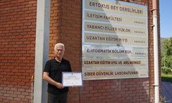 67 Yaşındaki Emekli Öğretmenin Okuma Azmi İlham Veriyor