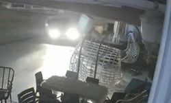 Serik'te Otomobil Internet Panosuna Çarptı