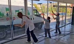 Belediye'den Otobüs Duraklarında Temizlik Çalışması