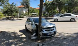 Isparta’da Kaldırımdaki Ağaca Çarpan Otomobil Sürücüsü Kaçtı