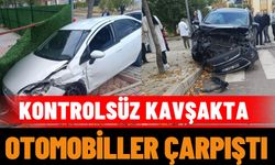 Kontrolsüz Kavşakta Otomobiller Çarpıştı; Şans Eseri Yaralanan Olmadı