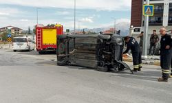 Elektrik paneline çarpan araç yan yattı; 1 yaralı