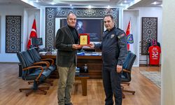 Emniyet Müdürü Bildirici’den Emekli Personele Plaket