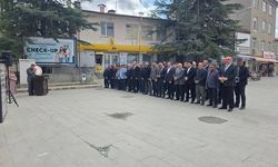 Şarkikaraağaç’ta Muhtarlar Günü Çelenk Töreniyle Kutlandı