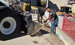 Eğirdir'de Okulu Bahçesine Sıcak Asfaltla Yenilendi