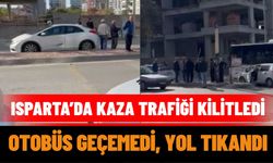 Isparta’da kaza trafiği kilitledi! Otobüs geçemedi, yol tıkandı