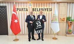 Başkan Başdeğirmen’e Beşiktaş Forması Hediyesi