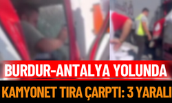 Burdur-Antalya yolunda kamyonet tıra çarptı: 3 yaralı
