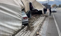 Direksiyon Hakimiyetini Kaybeden Sürücü İndirim Çadırına Daldı