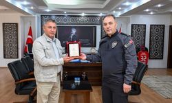 Isparta Emniyeti, Emekli Polise Hizmet Plaketi Verdi