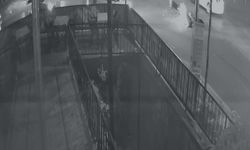 Isparta’da Motosiklet Otomobile Çarptı; kaza anı kamerada