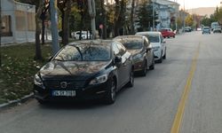 Isparta’da sağ şeride park edilmiş araçlar kazaya sebebiyet veriyor!
