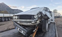 Otomobil TIR’a Arkadan Çarptı; Şans Eseri Yaralanan Olmadı