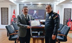 İl Emniyet Müdürü Bildirici’den emekliye ayrılan polise plaket