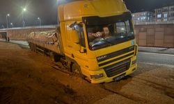 Çünür’de tır kuma saplandı