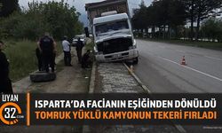Isparta'da Tomruk Yüklü Kamyon Kaldırıma Çıktı, Tekerleği Fırladı: Panik Yaşandı