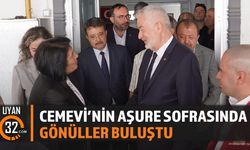 Cemevi'nin aşure sofrasında gönüller buluştu