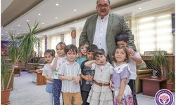 Keçiborlu'da Miniklerden Başkan Parlak'a Babalar Günü Ziyareti