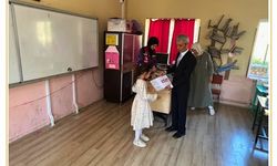 Şarkikaraağaç'ta Öğrencilerin Karne Heyecanına Sosyal Hizmet Ortak Oldu