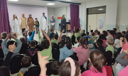 SDÜ öğrencileri ilkokul öğrencilerine tiyatro şöleni sundu