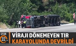 Virajı Alamayan Tır Karayolunda Devrildi
