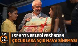 Isparta Belediyesi'nden Sav'da Çocuklara Açık Hava Sineması Keyfi