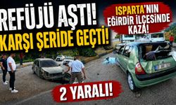 Kamyonete Çarpan Otomobil Refüjü Aşıp Karşı Şeride Geçti