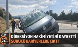 Burdur'da Direksiyon Hakimiyetini Kaybetti! Araç Bariyerlere Çıktı