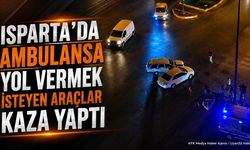 Isparta'da Ambulansa Yol Vermek İsteyen Araçlar Kaza Yaptı