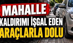 Mahalle, kaldırımı işgal eden araçlarla dolu