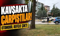 Isparta'da 2 Otomobil Kavşakta Çarpıştı