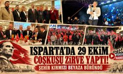 Isparta'da Cumhuriyet Coşkusuna Fener Alayı Ve Ebru Yaşar Konseri İle Görkemli Final