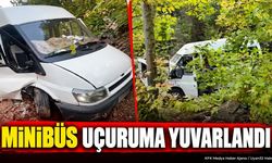 Isparta’da minibüs uçuruma yuvarlandı