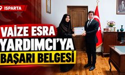 Şarkikaraağaç’ta Vaize Esra Yardımcı’ya Başarı Belgesi