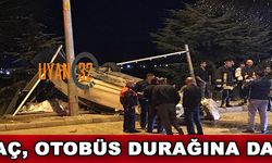 Otomobil Otobüs Durağına Daldı