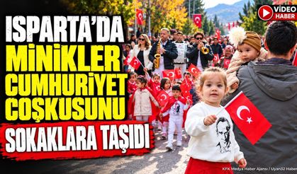 Isparta'da Minik Öğrencilerden Coşkulu Cumhuriyet Yürüyüşü