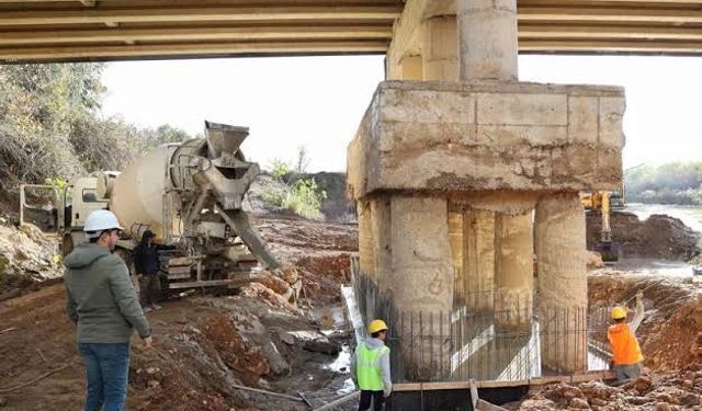 Büyükşehir Aksu Çayı köprüsünün ayağını güçlendiriyor