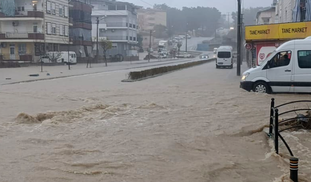 Antalya’da Sağanak Yağış Hayatı Olumsuz Etkiledi