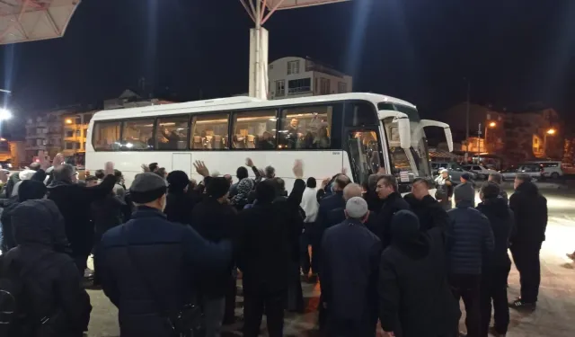 Burdur'un Umre Kafilesi Dualarla Uğurlandı